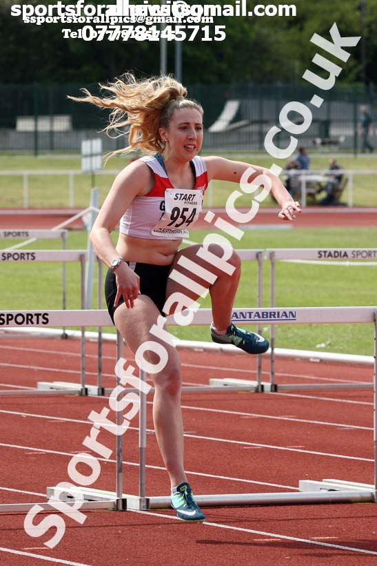 Senior womens hurdles, North Eastern Track and Fields Champs., Middlesbrough. Photo: David T. Hewitson/Sports for All Pics